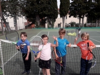 4 enfants en stage de tennis